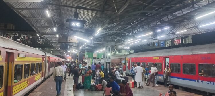 अनाधिकृत वेंडरों की रोकथाम हेतु रायपुर स्टेशन पर चलाया गया औचक खानपान जांच अभियान