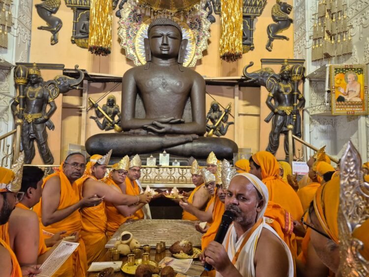 कुण्डलपुर में भगवान श्री अनंतनाथ जी का ज्ञान तथा मोक्ष कल्याणक महोत्सव एवं भगवान श्री अरनाथ जी का मोक्ष कल्याणक महोत्सव पर निर्वाण लाडू चढ़ाया गया