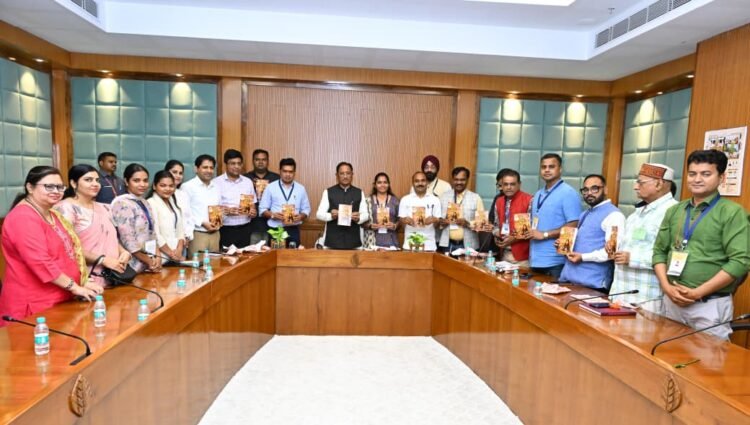 मुख्यमंत्री ने ‘मोदी के राज्य से लौटकर’ पुस्तक का किया विमोचन,कहा-यात्रा वृत्तांत से सजीव होती है इतिहास और संस्कृति की तस्वीर