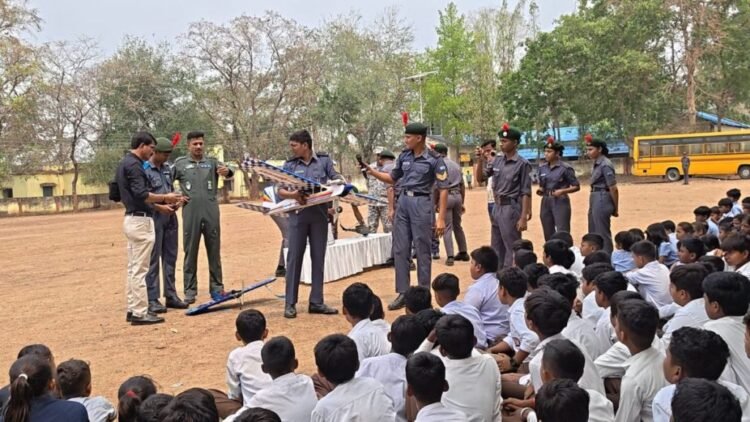 स्वामी आत्मानंद स्कूल में एयरोमॉडलिंग का रोमांच, ड्रोन और फाइटर मॉडल ने मोहा मन