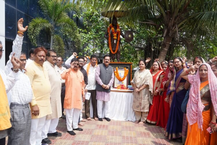 महापौर मीनल चौबे ने अवन्ति बाई लोधी को किया नमन, पुष्पांजलि अर्पित