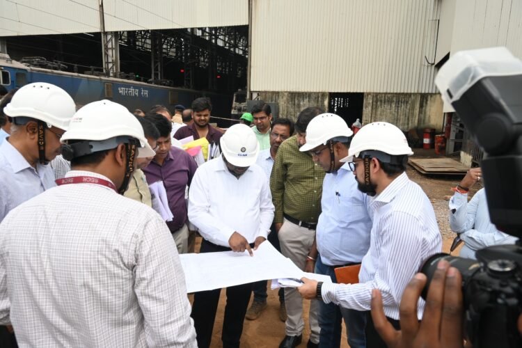 दक्षिण पूर्व मध्य रेलवे के महाप्रबंधक तरुण प्रकाश ने भिलाई स्थित इलेक्ट्रिक लोको शेड का निरीक्षण किया और नवीनीकृत रसायन एवं धातु विज्ञान प्रयोगशाला का शुभारंभ किया