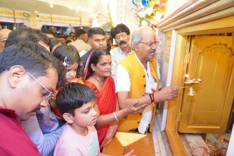 चैत्र नवरात्रि पर बृजमोहन अग्रवाल पहुँचे बम्लेश्वरी मंदिर, की पूजा-अर्चना