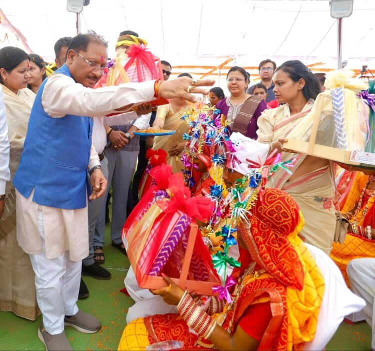 मुख्यमंत्री साय गोंडवाना आदर्श सामूहिक विवाह कार्यक्रम में हुए शामिल,कसडोल में कंवर समाज सामुदयिक भवन तथा पलारी में सामुदायिक भवन निर्माण हेतु 50-50 लाख रुपए की घोषणा