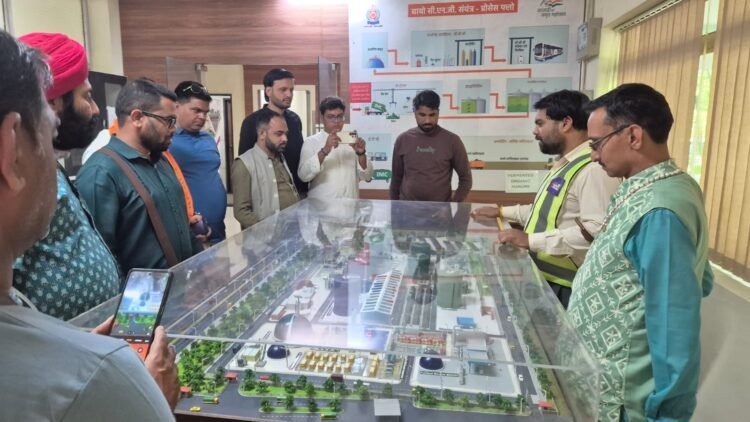 छत्तीसगढ़ के मीडिया दल ने इंदौर में भारत के सबसे बड़े बायो-सीएनजी प्लांट ‘गोवर्धन’ का अवलोकन किया