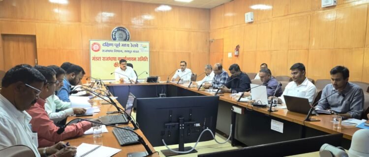 मंडल रेल प्रबंधक दयानंद की अध्यक्षता में मंडल राजभाषा कार्यान्वयन समिति, रायपुर की 72वीं बैठक सम्पन्न