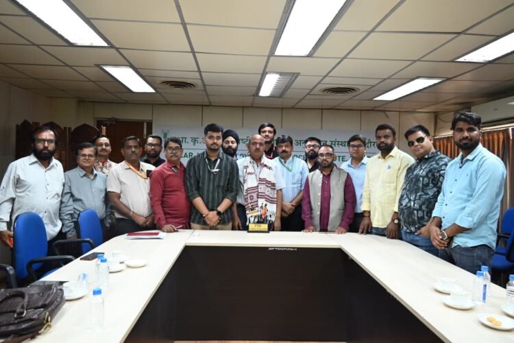 छत्तीसगढ़ के मीडिया दल ने इंदौर में आईसीएआर- भारतीय सोयाबीन अनुसंधान संस्थान का भ्रमण किया