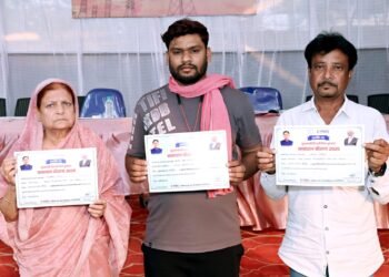 दक्षिण संभाग में आज समाधान शिविर प्रबंध निदेशक कंवर द्वारा हितग्राहियों से वार्तालाप