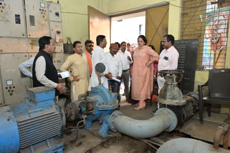 पानी की व्यवस्था सुधारने मैदान में उतरीं महापौर मीनल चौबे, पंप हाउस का किया निरीक्षण