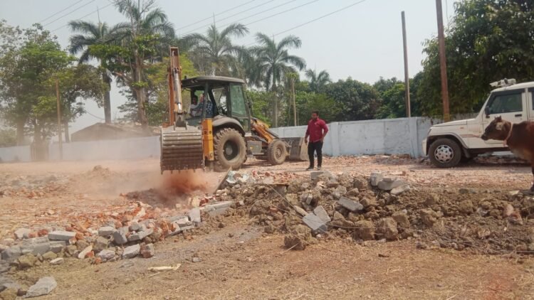 रायपुर में अवैध प्लाटिंग पर सख्ती, निगम ने जेसीबी से तोड़ी सड़क