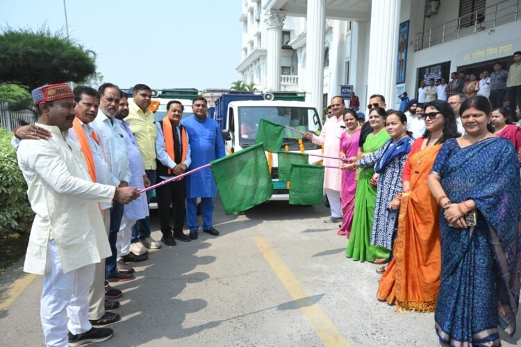 रायपुर में कचरा प्रबंधन को नई दिशा, महापौर मीनल चौबे ने 11 ई-वाहनों को दिखाई हरी झंडी