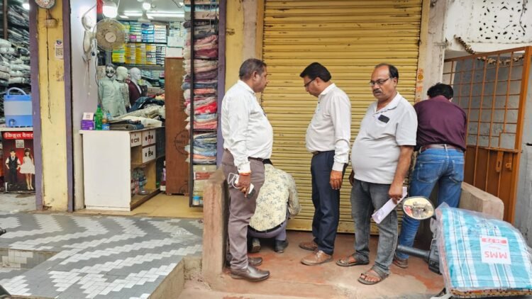 बकाया न पटाने पर निगम की बड़ी कार्रवाई, हटरी बाजार की दुकान सील