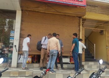 डिवाइडर क्षतिग्रस्त करने पर नगर निगम की बड़ी कार्रवाई, दुकान सील