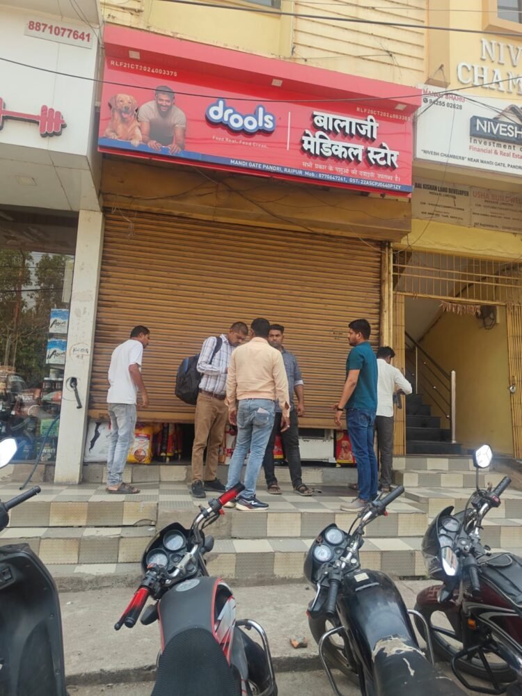 डिवाइडर क्षतिग्रस्त करने पर नगर निगम की बड़ी कार्रवाई, दुकान सील