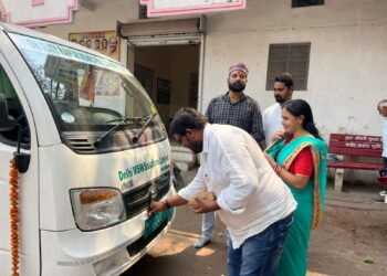 पार्षद सुषमा साहू ने ई-वाहनों को किया रवाना, स्वच्छता में जनता से सहयोग की अपील