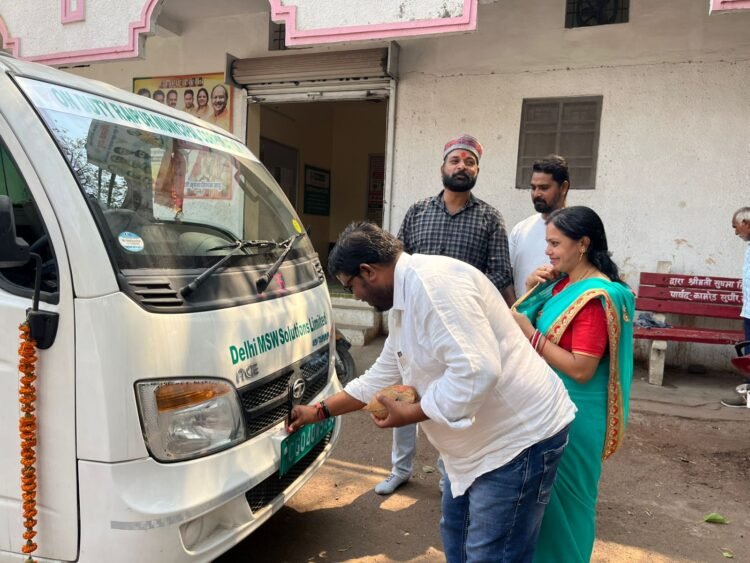 पार्षद सुषमा साहू ने ई-वाहनों को किया रवाना, स्वच्छता में जनता से सहयोग की अपील