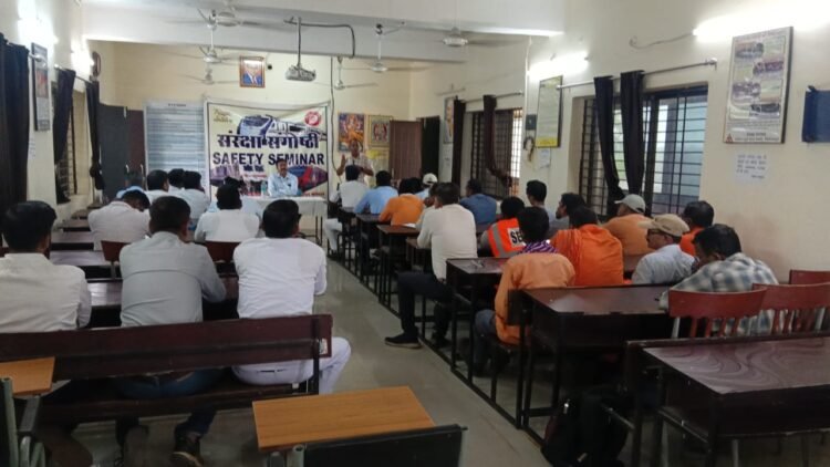 दक्षिण पूर्व मध्य रेलवे रायपुर रेल मंडल में ट्रेनों के सुरक्षित परिचालन को लेकर कर्मचारी ट्रेनिंग स्कूल,परिचालन,बीएमवाई में संरक्षा सेमिनार का आयोजन किया गया