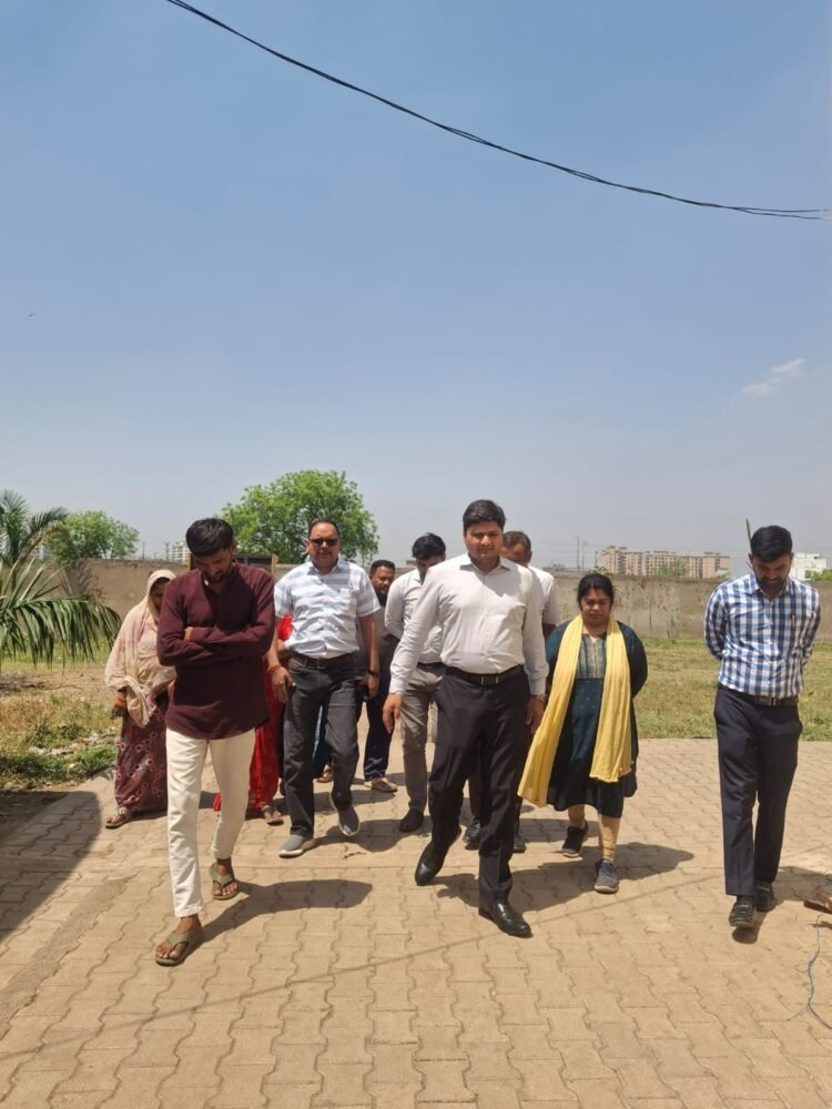 रायपुर में गंदे पानी की शिकायत पर निगम आयुक्त का निरीक्षण, त्वरित कार्रवाई के निर्देश