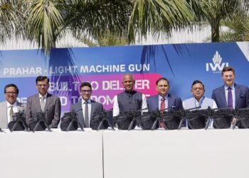 अदाणी डिफेंस ने भारतीय सेना को स्वदेश में बनी पहली लाइट मशीन गन सौंपी