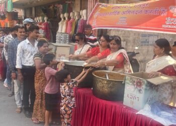 भगवान महावीर जन्म कल्याणक पर भोजन वितरण का आयोजन