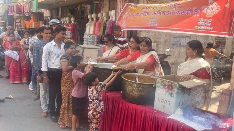 भगवान महावीर जन्म कल्याणक पर भोजन वितरण का आयोजन