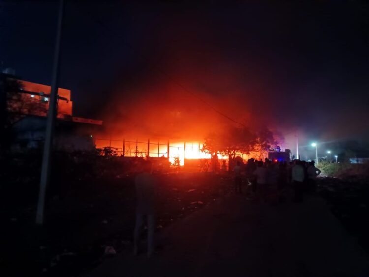 आग की लपटों में घिरा एसएलआरएम सेंटर, वीडियो हुआ वायरल