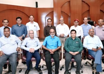 पावर कंपनीज से ईडी आलोक सिंह एवं एजीएम उमेश कुमार मिश्र को भावभीनी विदाई