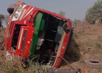 यात्रियों से भरी एक बस अनियंत्रित होकर पलटी