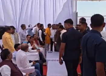 भूमि पूजन कार्यक्रम में हंगामा: मंच पर भाजपा कार्यकर्ताओं के बीच मारपीट