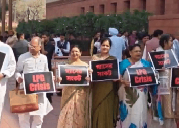 एलपीजी संकट पर विपक्ष का संसद के बाहर प्रदर्शन