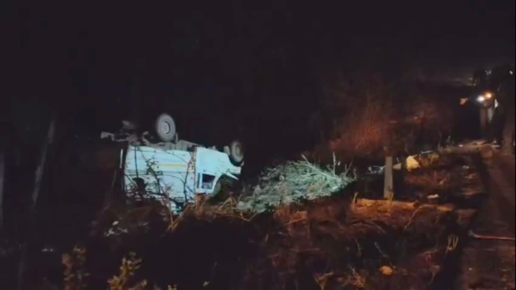 सवारी से भरी पिकअप पलटी,तीन की मौत कई घायल