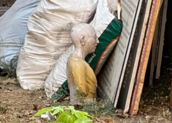 राष्ट्रपिता का अपमान! जनपद पंचायत परिसर में कचरे में फेंकी गई गांधी प्रतिमा