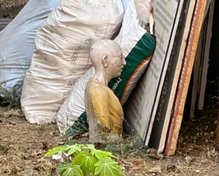 राष्ट्रपिता का अपमान! जनपद पंचायत परिसर में कचरे में फेंकी गई गांधी प्रतिमा