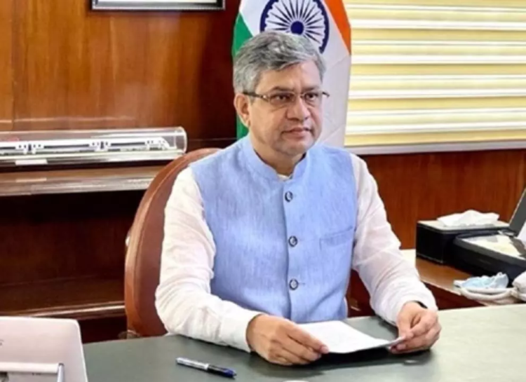 रेलवे में हाईटेक बदलाव: AI कैमरा, QR एंट्री और स्मार्ट मॉनिटरिंग से बदलेगा यात्री अनुभव