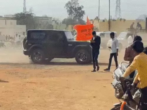 सड़कों पर स्टंटबाजी का खेल, युवकों ने जान जोखिम में डालकर मचाया उत्पात