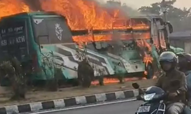 रायपुर आ रहे यात्री बाल-बाल बचे, बस में लगी भीषण आग