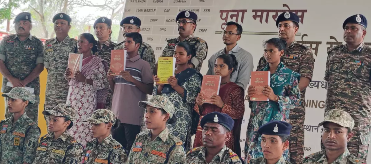 डेडलाइन के अंतिम दिन बड़ी सफलता, दंतेवाड़ा में 5 इनामी नक्सलियों ने किया सरेंडर