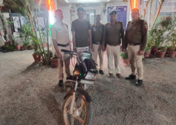 सीआरपीएफ में नौकरी का झांसा, 1.80 लाख की ठगी के बाद मोबाइल-बाइक लूटकर फरार