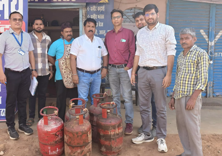 होटल और ढाबों से 29 घरेलू गैस सिलेंडर जब्त