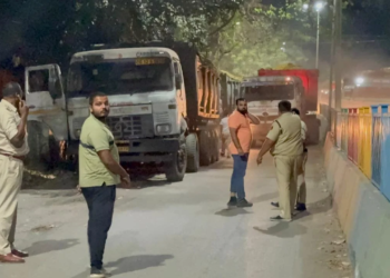 स्टेडियम बाईपास रोड पर ट्रकों की मनमानी से लोग परेशान, सडक़ पर बैठकर लोगों ने किया विरोध प्रदर्शन