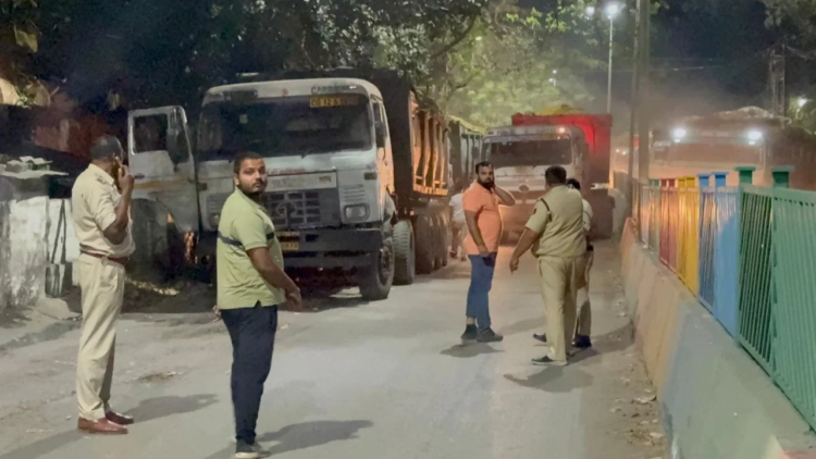 स्टेडियम बाईपास रोड पर ट्रकों की मनमानी से लोग परेशान, सडक़ पर बैठकर लोगों ने किया विरोध प्रदर्शन