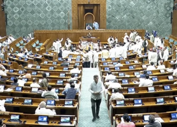 लोकसभा में विपक्ष का हंगामा नरेंदर-सरेंडर के नारे लगे