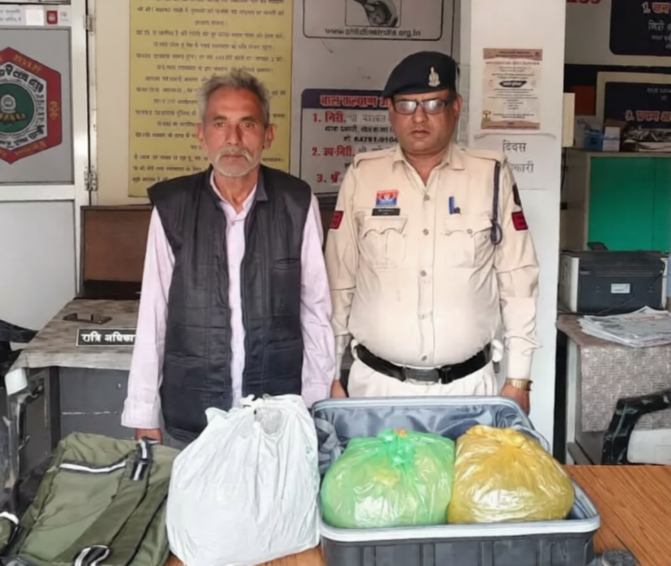 गोल बाजार में गांजा लेकर घूम रहा बुजुर्ग पकड़ाया