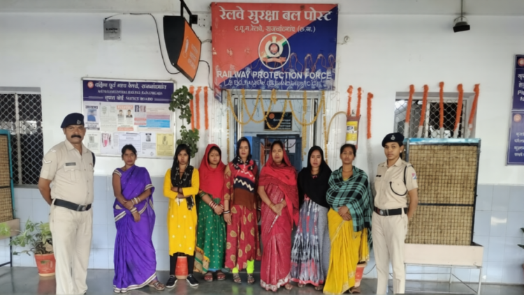 ट्रेन में किन्नर बनकर वसूली, 7 महिलाएं गिरफ्तार