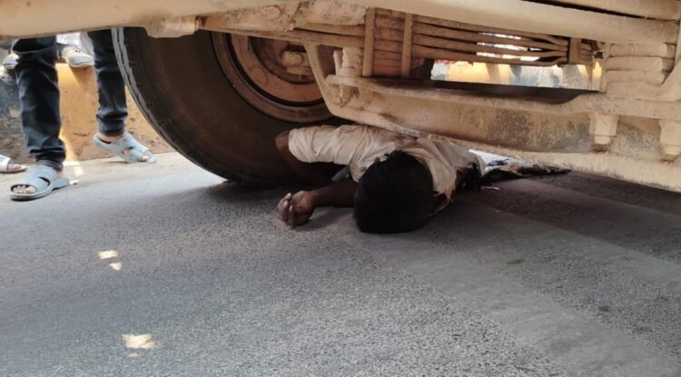 200 फीट तक घसीटा, अभनपुर में भीषण सड़क हादसे में युवक की मौत