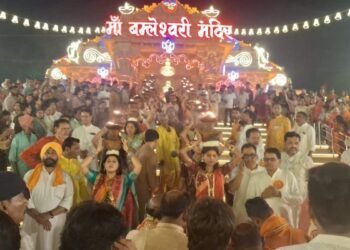 डोंगरगढ़ में आस्था का अद्भुत नजारा: मां बम्लेश्वरी मंदिर की ज्योति यात्रा के लिए रुकी ट्रेनें