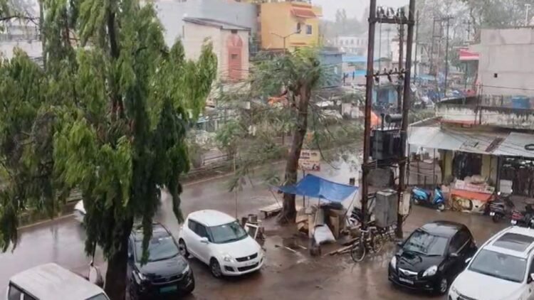 छत्तीसगढ़ में अचानक बदला मौसम, कई जिलों में बारिश और तेज हवाएं