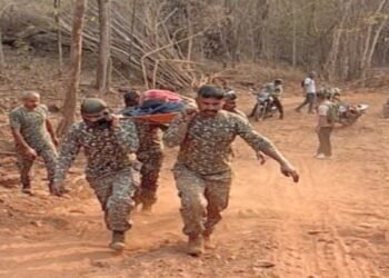 नारायणपुर जंगल में मानवता की मिसाल: ITBP और पुलिस ने 5 किमी कंधों पर उठाकर गर्भवती महिला की बचाई जान