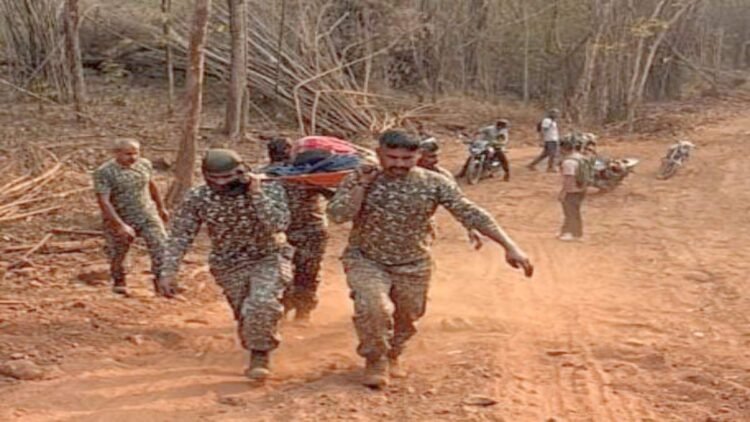 नारायणपुर जंगल में मानवता की मिसाल: ITBP और पुलिस ने 5 किमी कंधों पर उठाकर गर्भवती महिला की बचाई जान