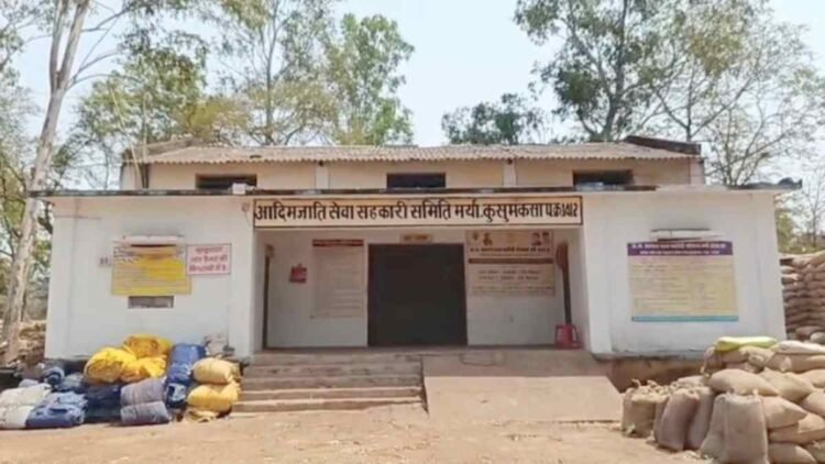 धान खरीदी केंद्र में घोटाला: फर्जी बिल से लाखों की निकासी, विरोध पर खुला मामला